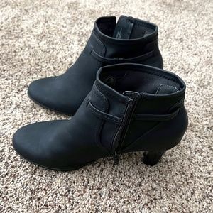 AEROSOLES Women's Black Ankle Boots